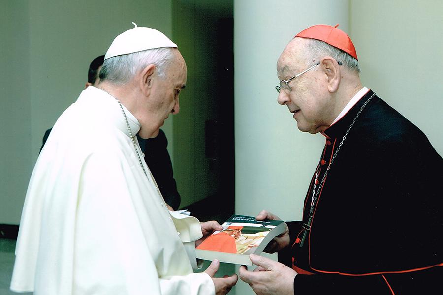 El cardenal Fernando Sebastián, llevando sus memorias al Papa Francisco