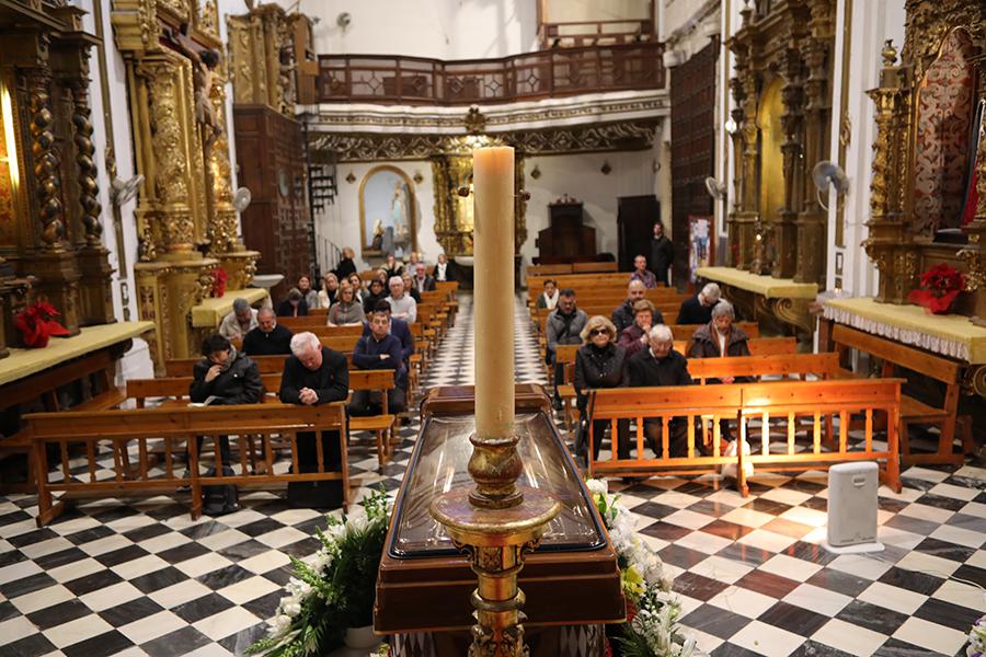 Fieles que se han acercado a velar los restos del cardenal Fernando Sebastián // S. FENOSA