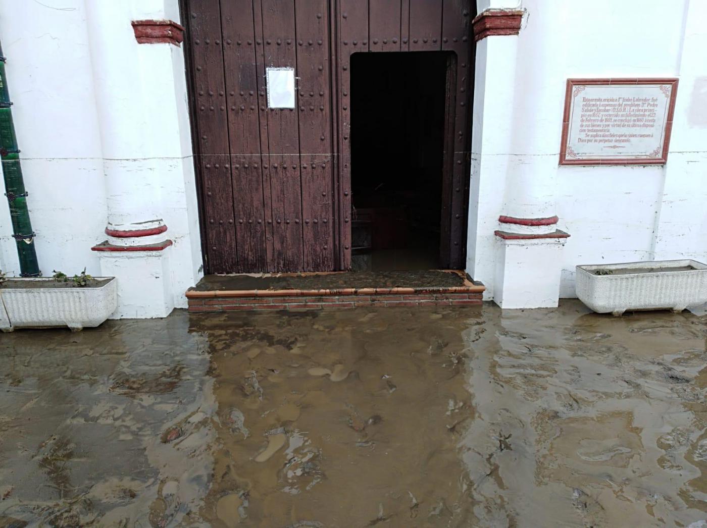 Puerta de la parroquia de San Isidro Labrador, en El Trapiche, tras la inundación de la pedanía