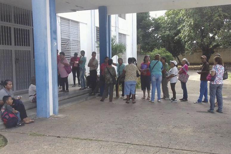 Cola a la entrada del arzobispado de Ciudad Bolívar para recibir asistencia médica y medicamentos