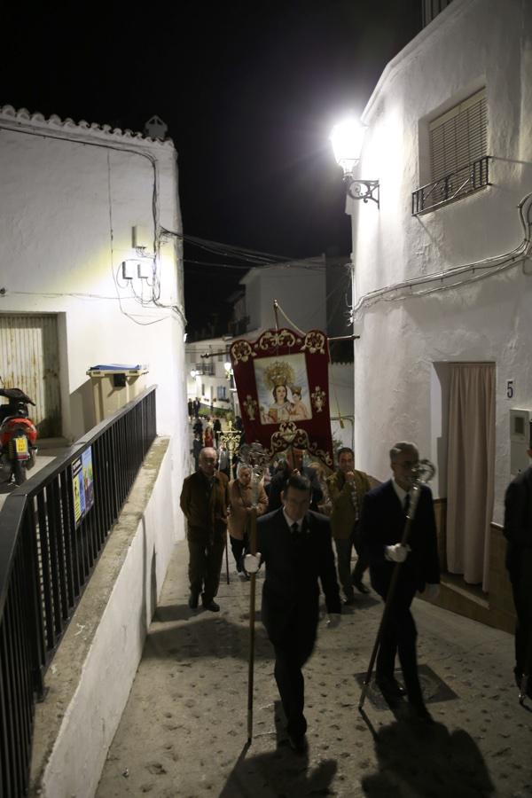 Rosario vespertino con la participación de estandartes de todas las Patronas Marianas de la Diócesis de Málaga, en Algarrobo // Y. MARTÍN