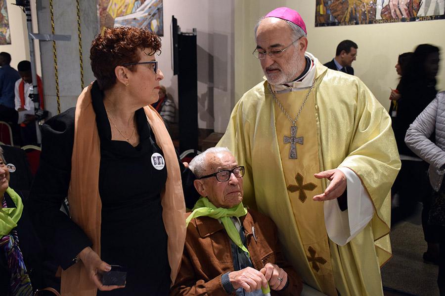 Mons. Cristóbal López, arzobispo de Rabat, junto a su hermana y su padre, el día de su consagración episcopal