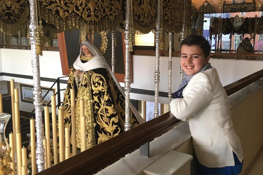 Pablo Rodríguez de la Cruz, Pregonero Infantil de la Semana Santa de Málaga 2019, junto a los titulares de la Cofradía de Mena