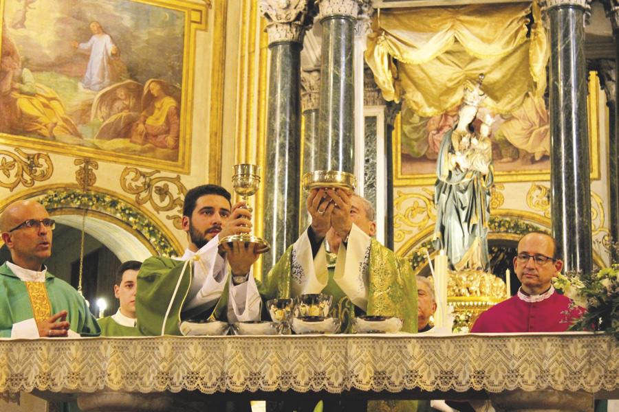 ¿Sabías que si no hay diácono en una concelebración, sus oficios los realiza un concelebrante?