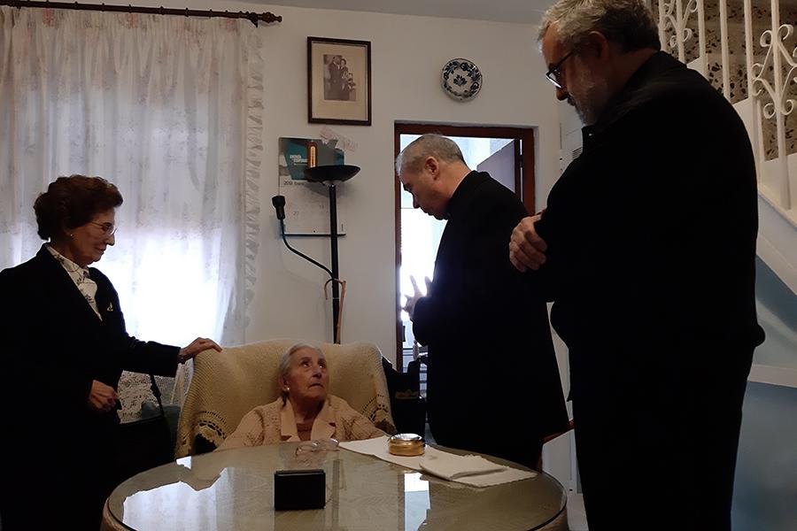 Don Jesús Catalá visita a personas enfermas en Ojén, durante la Visita Pastoral al arciprestazgo de Marbella-Estepona