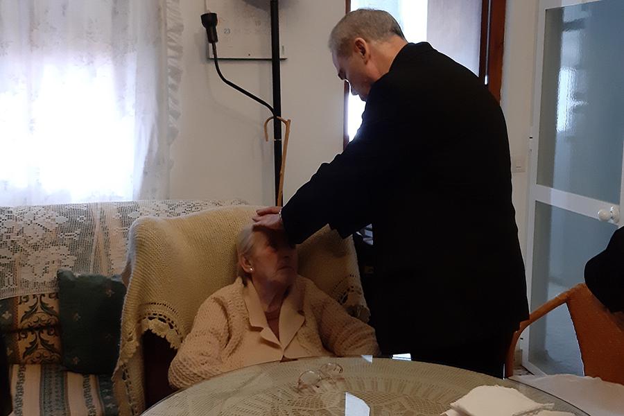 Don Jesús Catalá visita a personas enfermas en Ojén, durante la Visita Pastoral al arciprestazgo de Marbella-Estepona