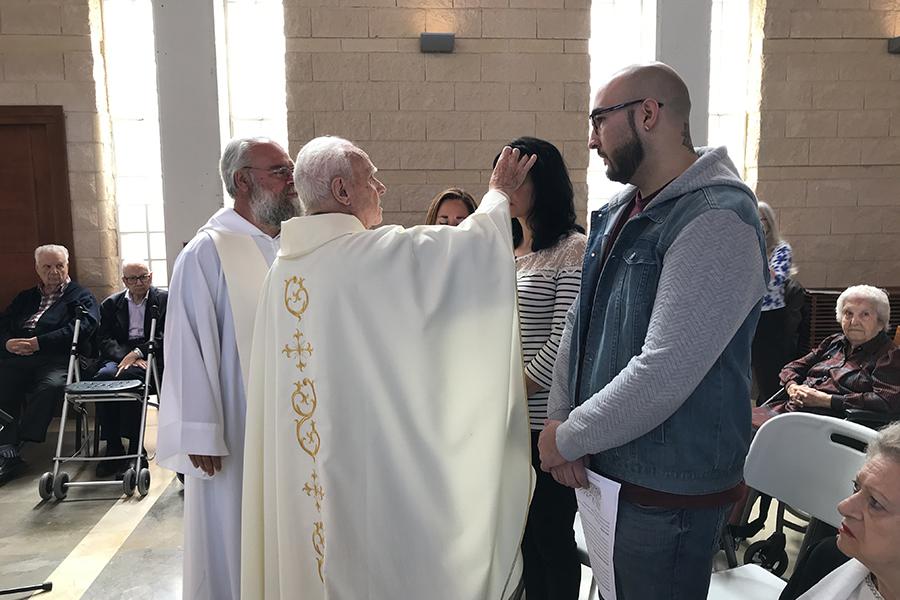 D. Ramón Buxarrais confirma a 10 adultos en El Buen Samaritano // P. FUENTES