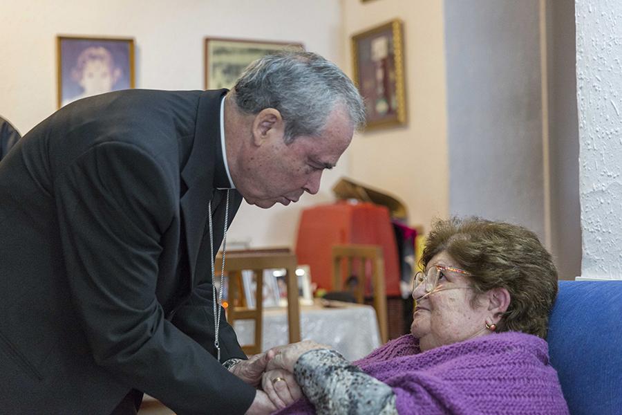 on Jesús Catalá visita a personas enfermas de la feligresía de la Divina Pastora de Marbella, durante la Visita Pastoral al arciprestazgo de Marbella-Estepona