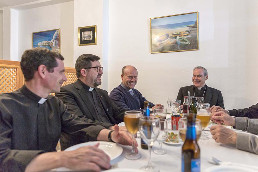 on Jesús Catalá come con sacerdotes de la zona durante la visita a la parroquia de la Divina Pastora de Marbella, durante la Visita Pastoral al arciprestazgo de Marbella-Estepona