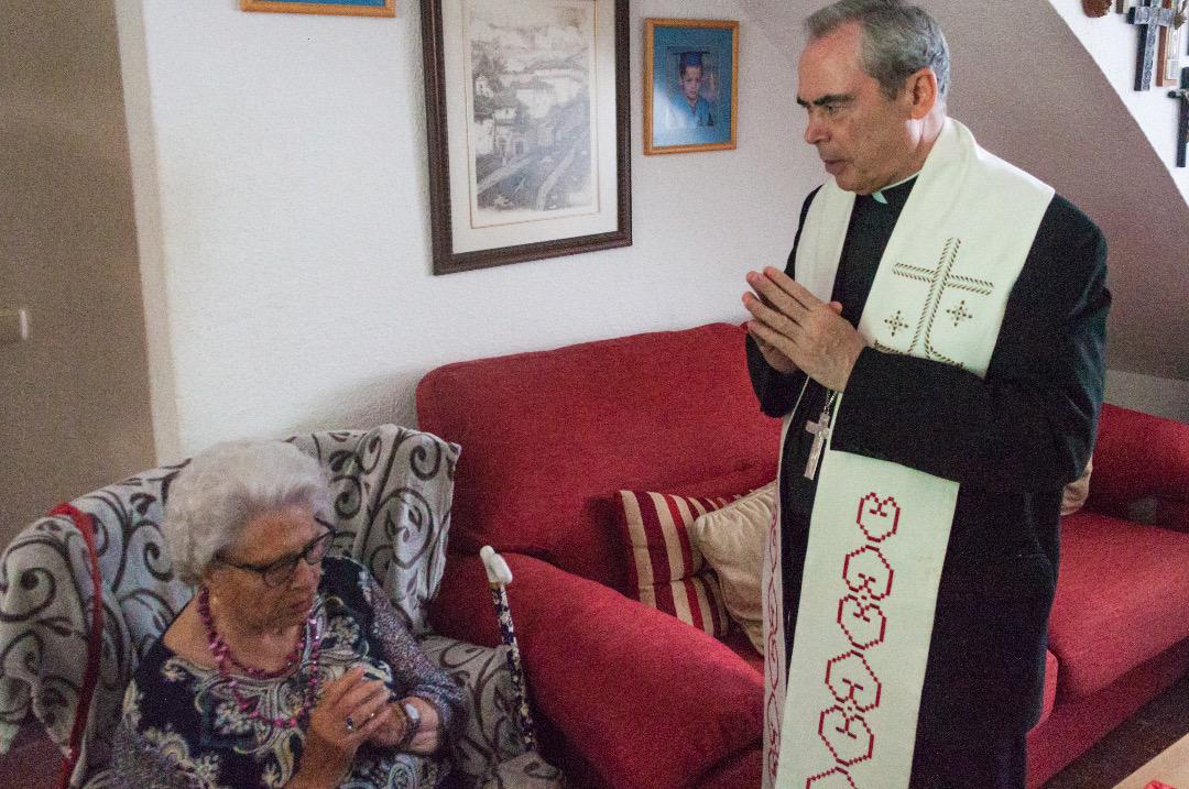 Encuentro con enfermos dentro de la Visita pastoral del Obispo de Málaga, Jesús Catalá, a la parroquia Virgen Madre en Nueva Andalucía (Marbella) // E. GONZÁLEZ GUERRERO