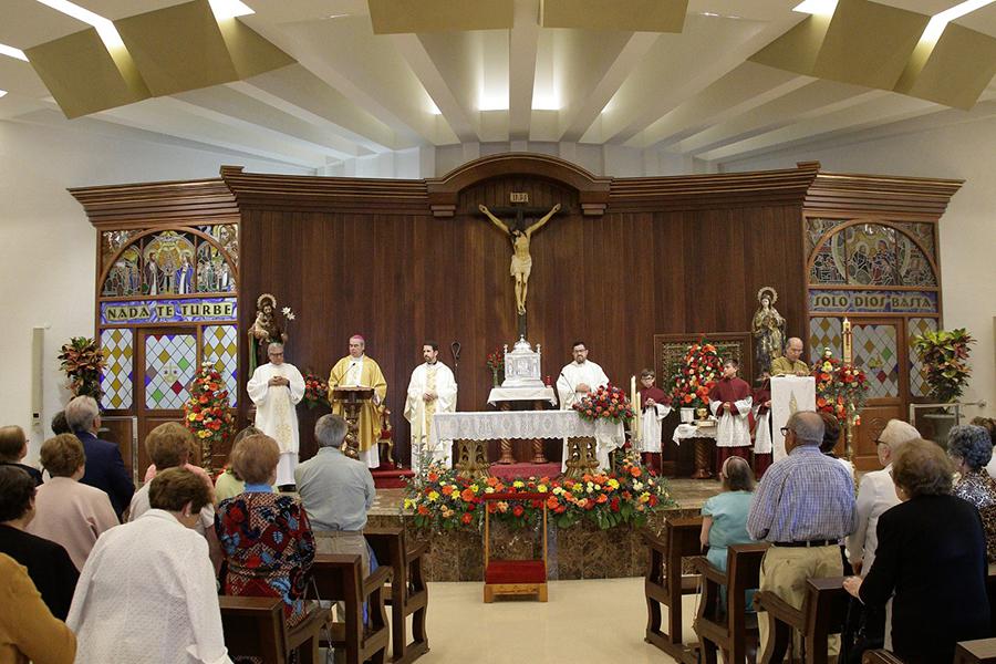 La parroquia de San José, en Estepona, recibe al Obispo