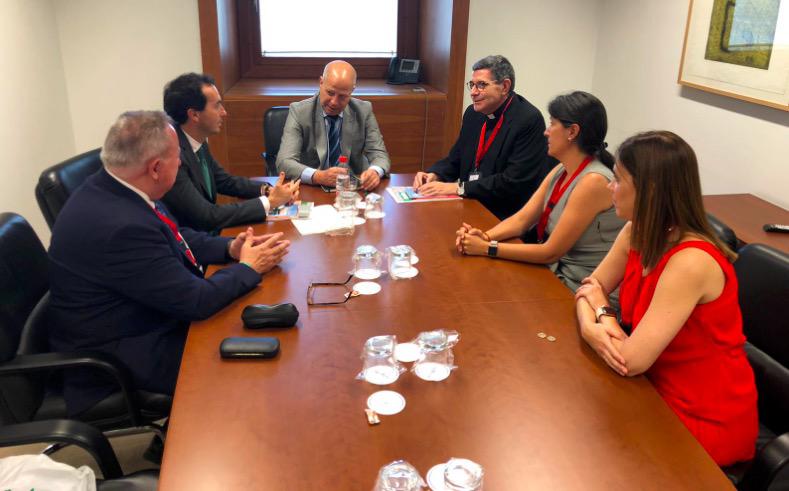 Miembros de Fundación Victoria se reúnen con el consejero de Educación y Deporte de la Junta de Andalucía