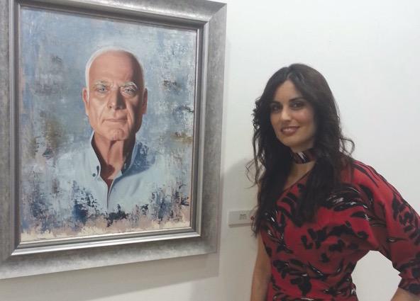 Maite Rojas, junto a una de sus obras