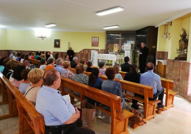 Oración comunitaria en la Visita Pastoral de D. Jesús Catalá a la parroquia del Carmen de Estepona