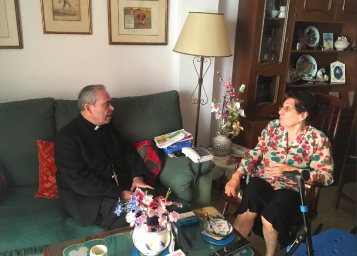 Acompañamiento a enfermos en la Visita Pastoral de D. Jesús Catalá a la parroquia del Carmen de Estepona