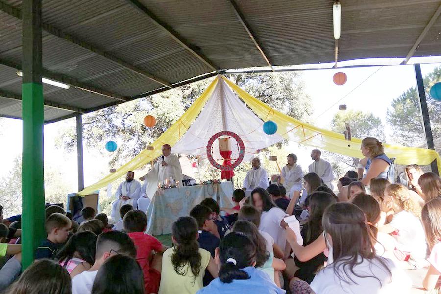 El Obispo de Málaga, D. Jesús Catalá, en su visita a los campamentos parroquiales diocesanos en Casarabonela