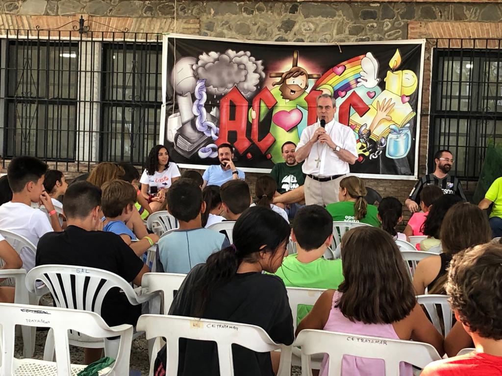 El Obispo de Málaga, D. Jesús Catalá, en su visita a los campamentos parroquiales diocesanos en Trayamar