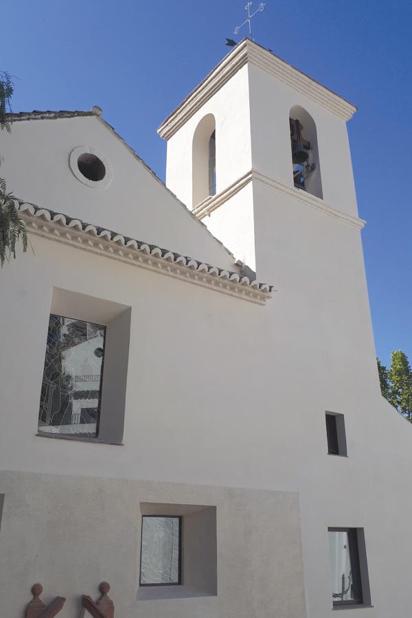 Fachada del templo de Casares