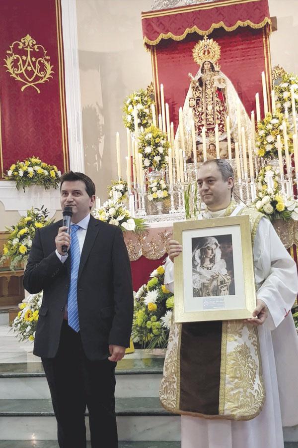 El director de la ONCE en Fuengirola, Francisco García, junto al párroco del Carmen, Rafael Palacios, tras la bendición de los nuevos sistemas de accesibilidad en la parroquia