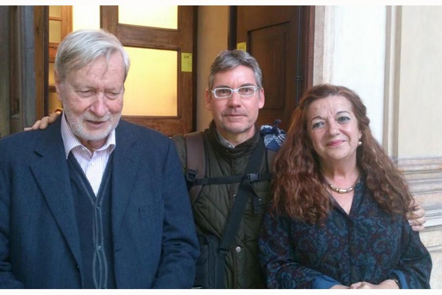 Jesús Lozano (en el centro) junto al filósofo Giani Vattimo y a la directora de su tesis doctoral, Teresa Oñate