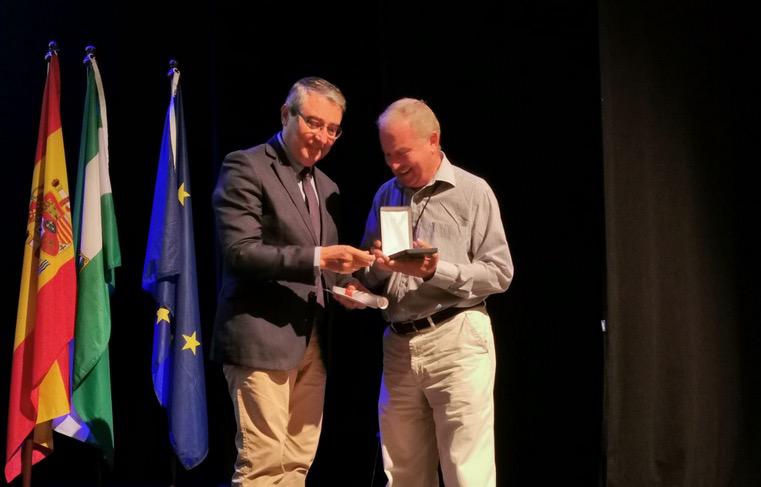 El presidente de la Diputación, Francisco Salado, entrega al sacerdote trinitario Andrés González García la Medalla de Plata al Mérito Social Penitenciario