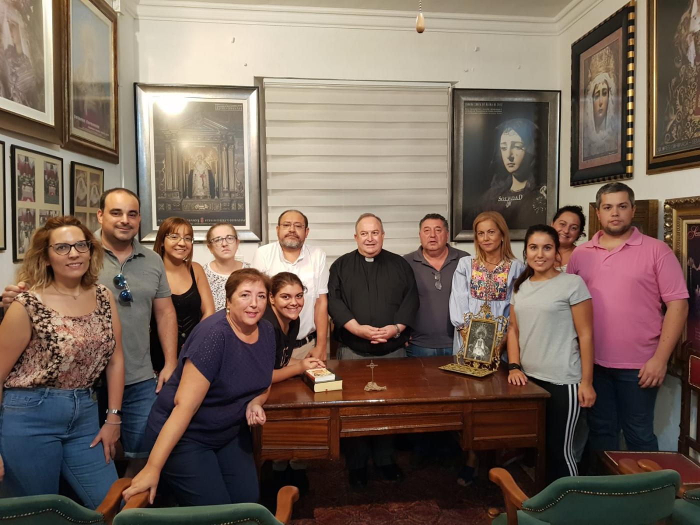 Visita de Manuel Ángel Santiago a la Junta de gobierno de los Dolores Coronada de Álora