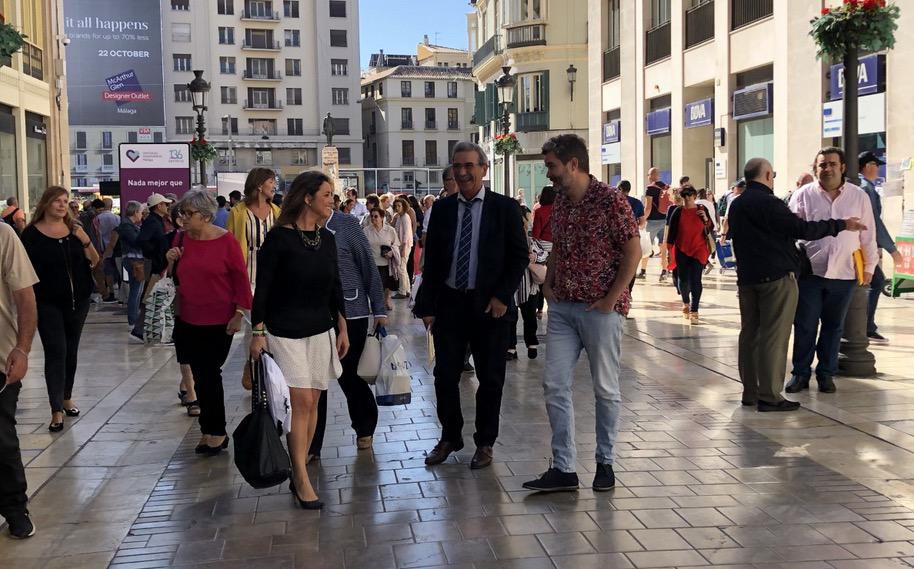 Inauguración de la exposición fotográfica de las Hospitalarias en calle Larios