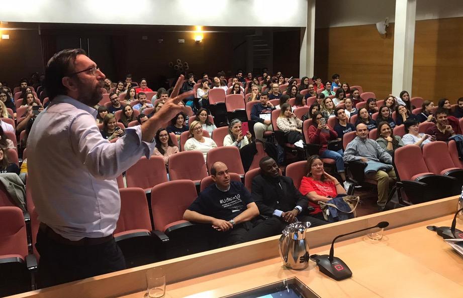 El dibujante Patxi Velasco Fano explica a los jóvenes la exhortación "Christus vivit"