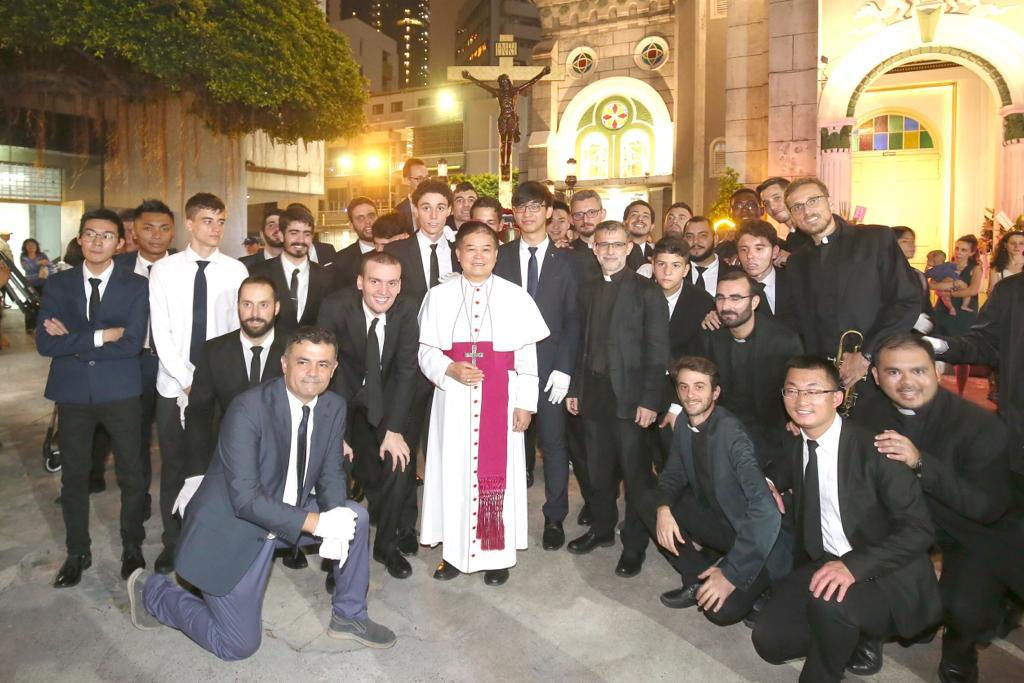 José Eugenio González, rector del Seminario Redemptoris Mater de Kaohsiung (Taiwán). En la foto, junto al Obispo de aquella diócesis y los seminaristas tras una procesión