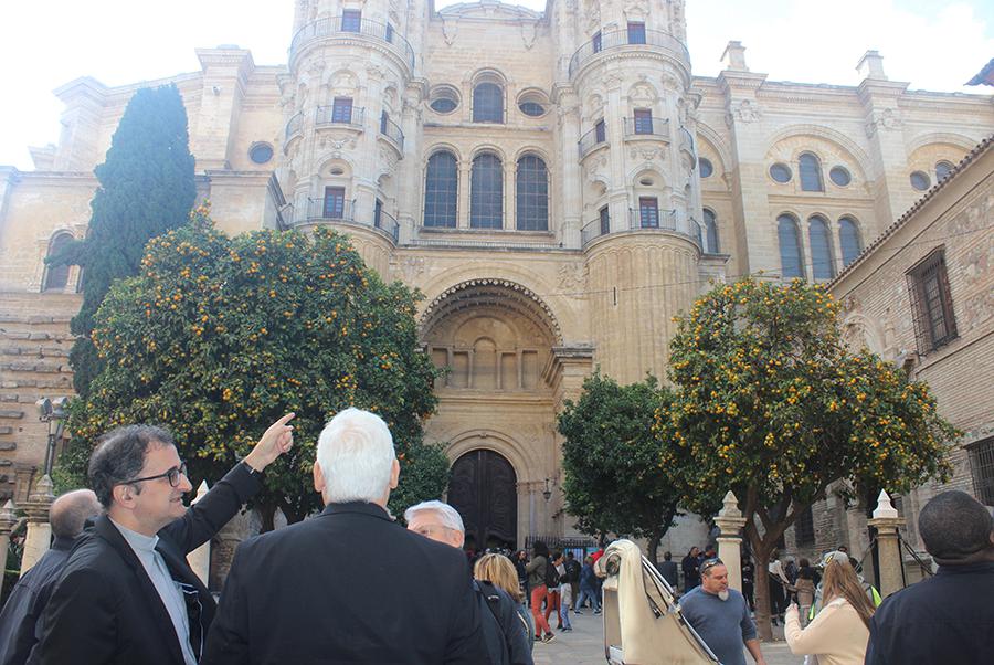 Arturo Sosa SJ, Padre General de la Compañía de Jesús, ante la Catedral de Málaga