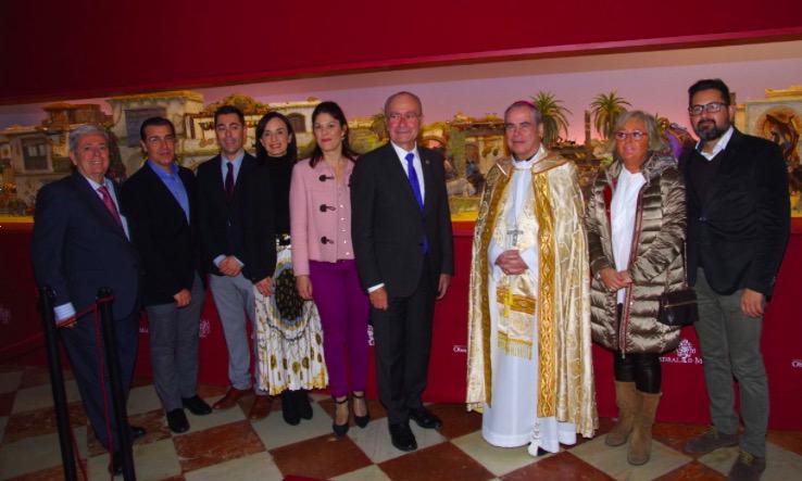 El Obispo junto al alcalde, autoridades civiles y miembros de la Asociación Belenista de Málaga // E. NIETO