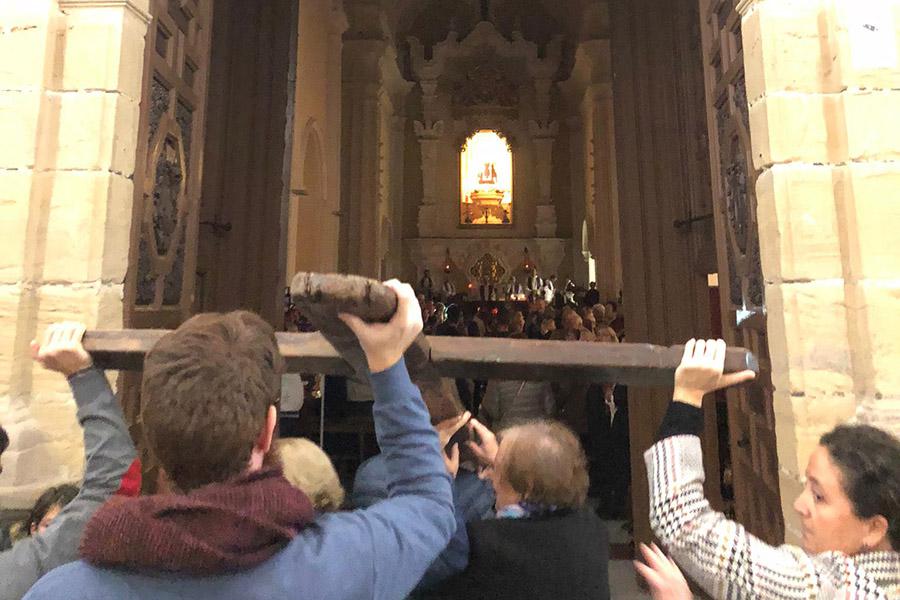 Entrada de la Cruz de Lampedusa a la parroquia del Carmen, en El Perchel // V. FLORES