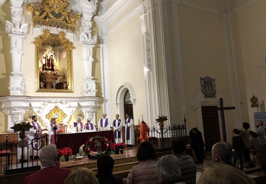 Eucaristía de acogida de la Cruz de Lampedusa en la parroquia del Carmen, en El Perchel // E. LLAMAS