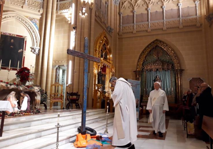 Vigilia de oración ante la Cruz de Lampedusa en la iglesia del Sagrado Corazón de Málaga