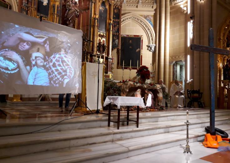 Vigilia de oración ante la Cruz de Lampedusa en la iglesia del Sagrado Corazón de Málaga