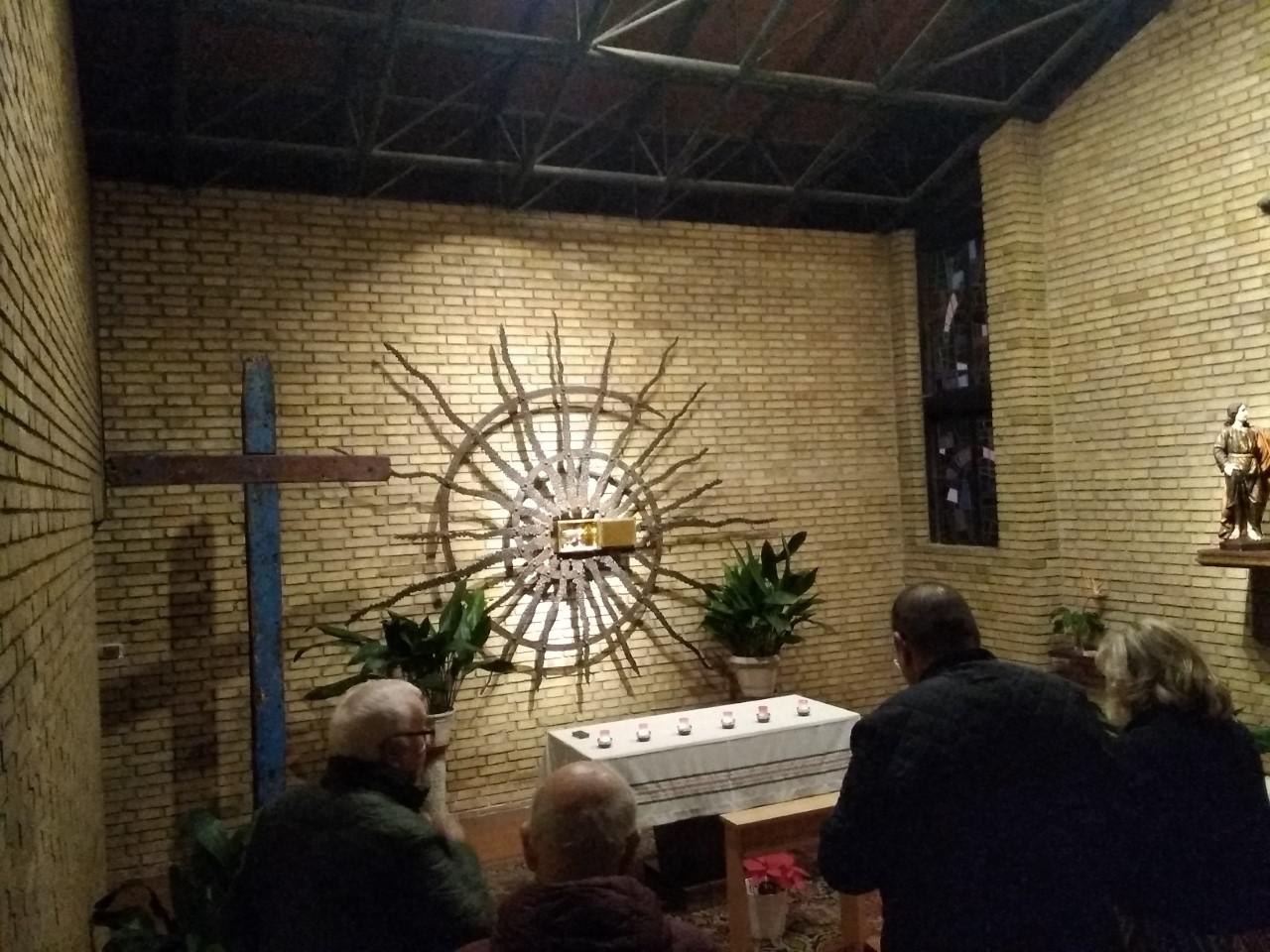 La Adoración Nocturna de la parroquia de Santa Rosa de Lima, con la Cruz de Lampedusa