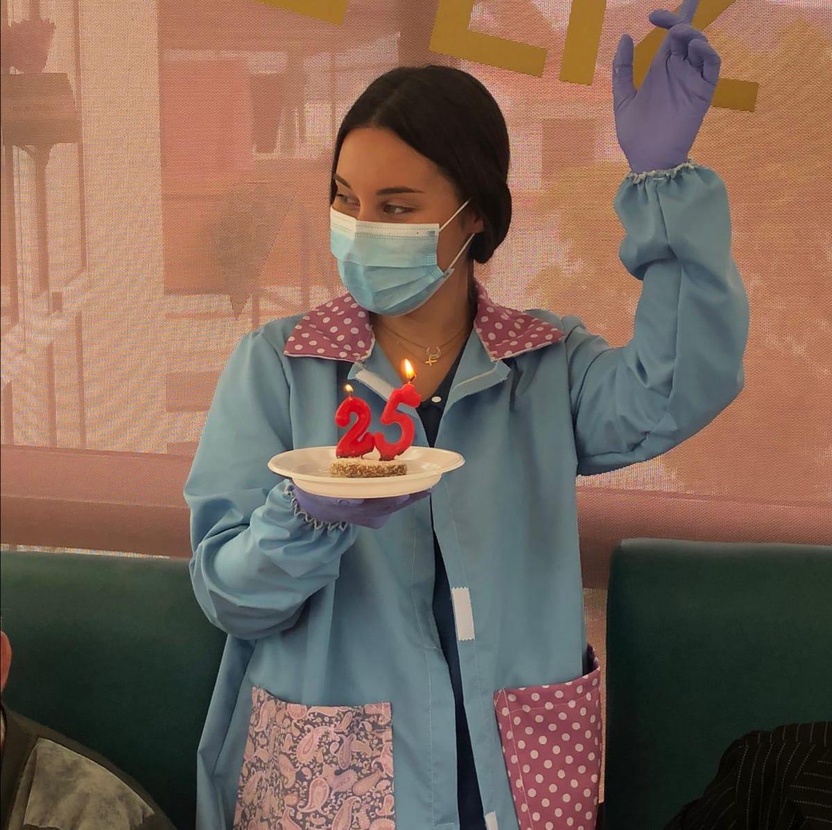 Celebración del cumpleaños de una trabajadora de la residencia "Virgen de Flores" de Álora