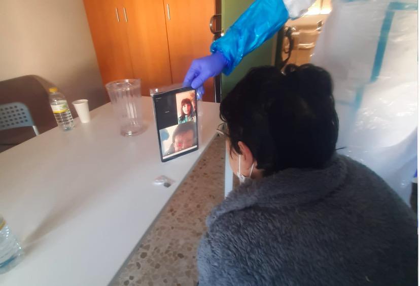 Pacientes hablan con sus familiares por videollamada