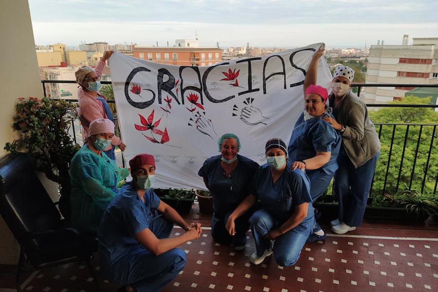Belén Navarrete junto a sus compañeros enfermos del Hospital Regional de Málaga