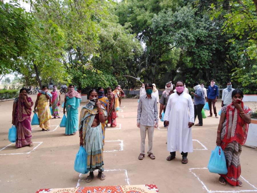 Reparto de alimentos durante la pandemia del coronavirus en la India