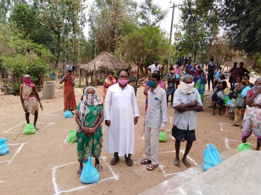 Reparto de alimentos durante la pandemia del coronavirus en la India