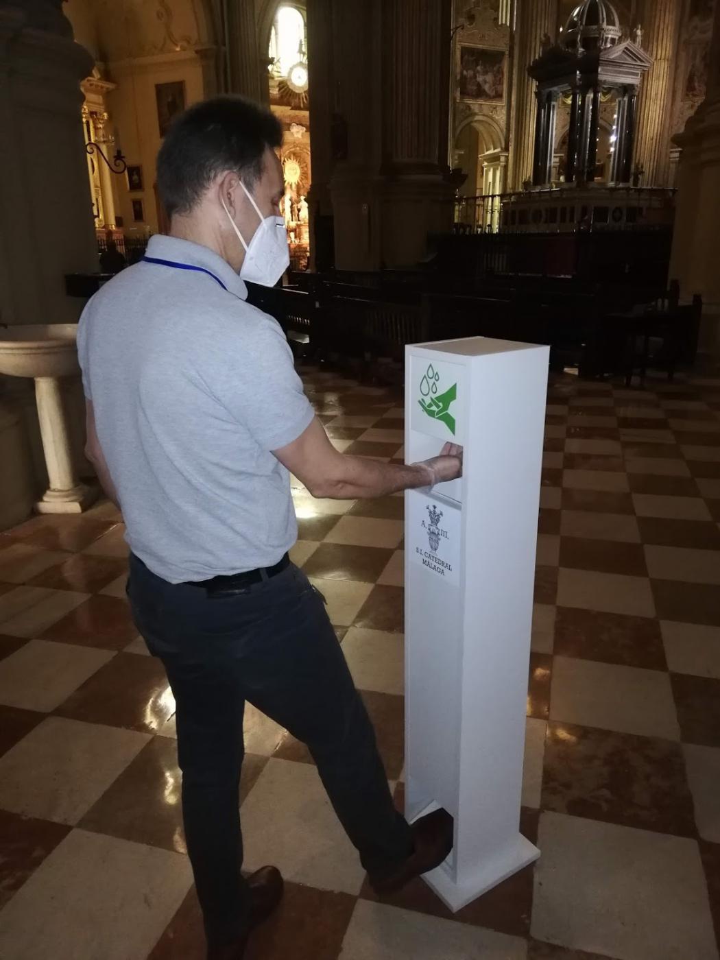 Los dispensadores de gel hidroalcohólico se accionan con el pie