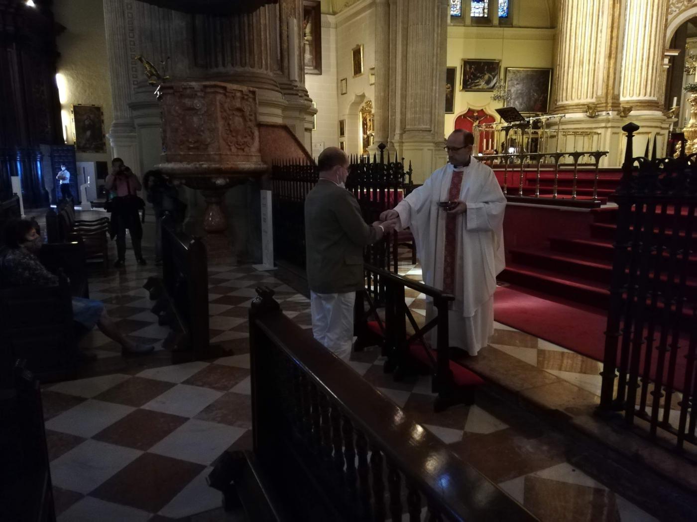 Comunión durante la primera misa en la Catedral tras el confinamiento