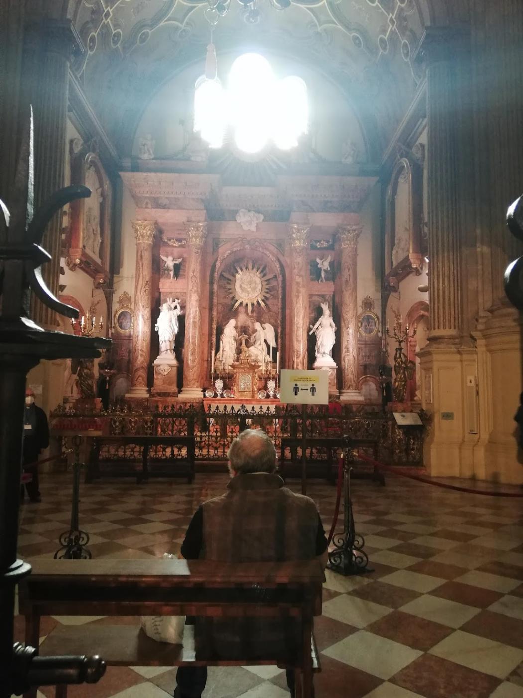 Un fiel reza ante el Santísimo 