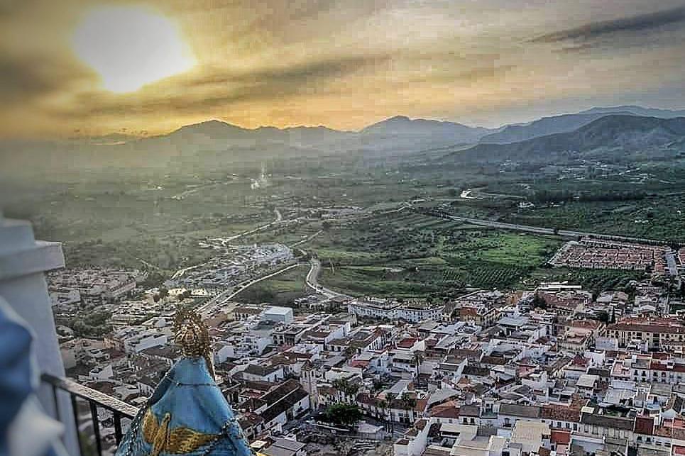 El párroco, José García, bendice el pueblo de Cártama con la imagen de la Virgen de los Remedios 