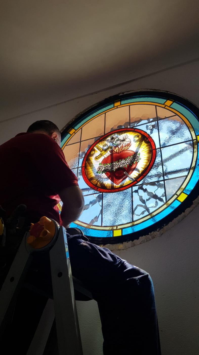 Alberto Cascón instalando una de sus vidrieras