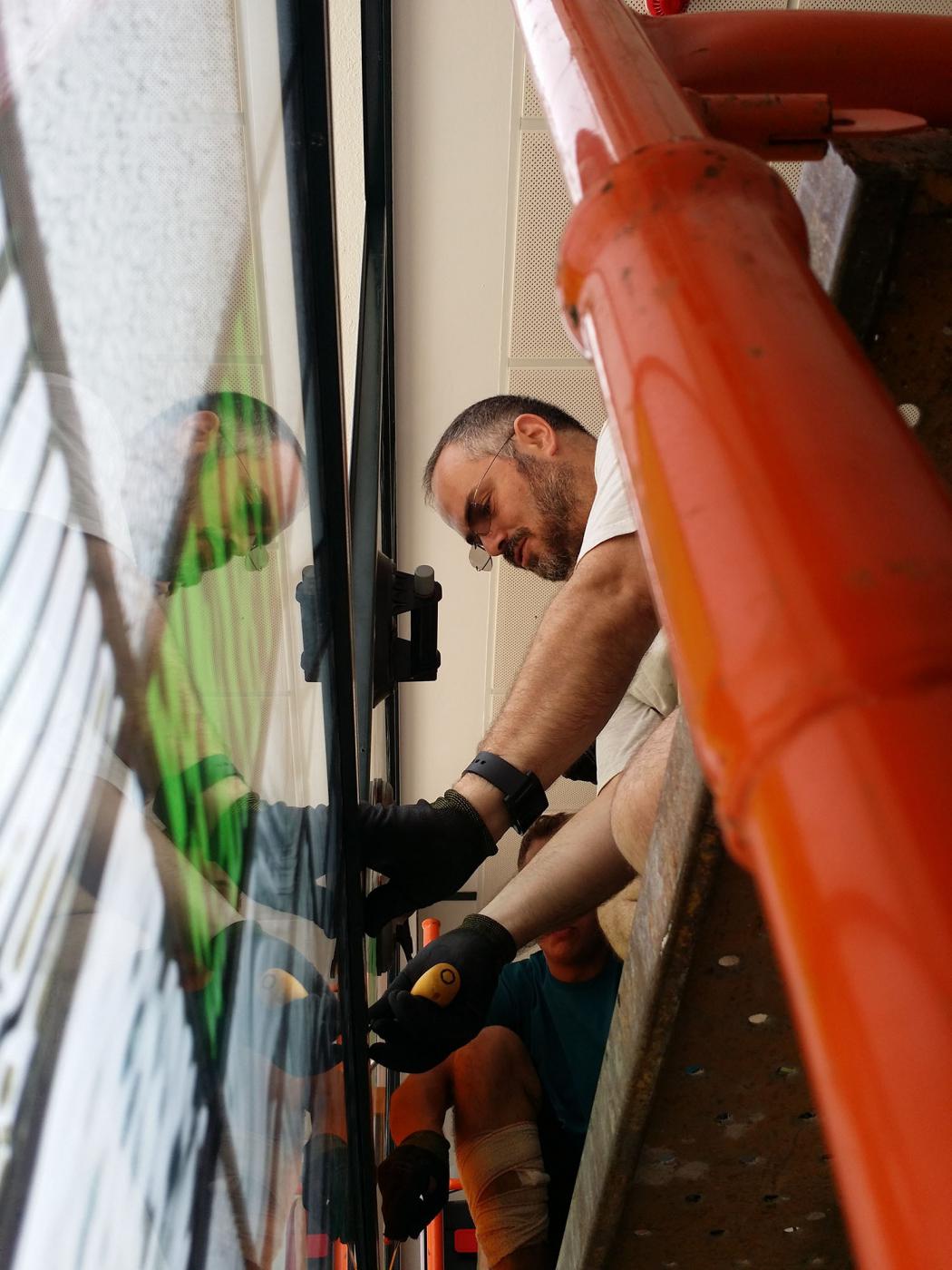 Alberto Cascón instalando una de sus vidrieras