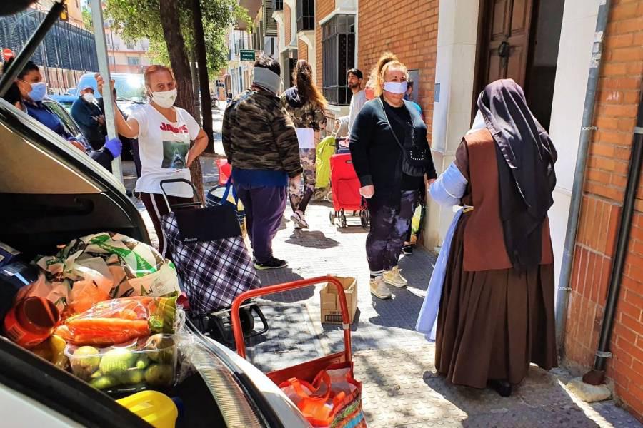 Entrega de alimentos a las Hermanas de la Cruz