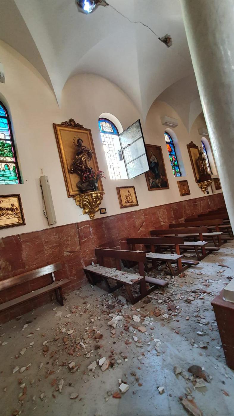 Se desprende parte del techo de la iglesia del Rosario, en Fuengirola