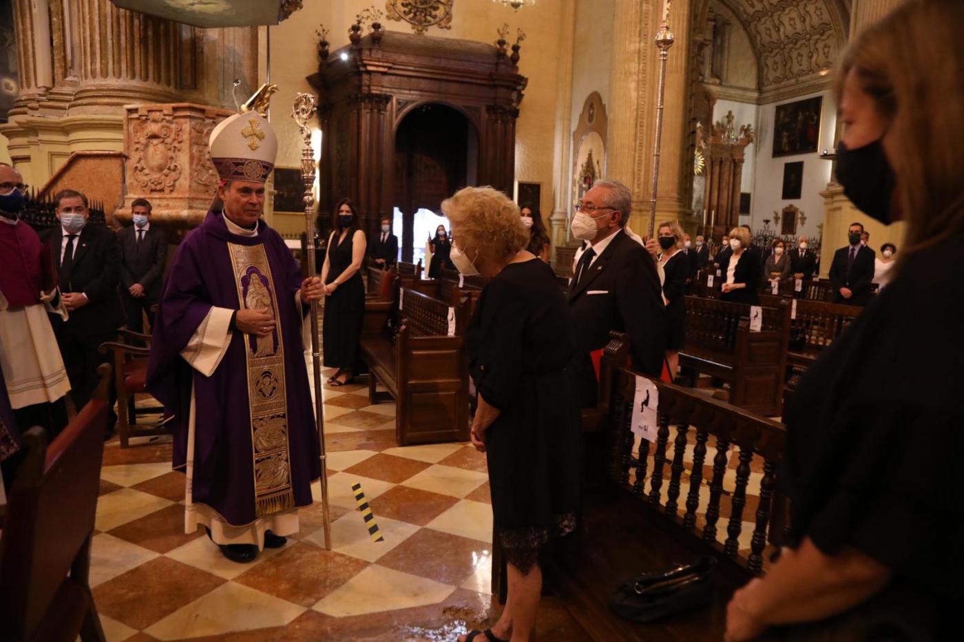 Mons. Catalá habla con la familia de Francisco Sánchez, fallecido por coronavirus 